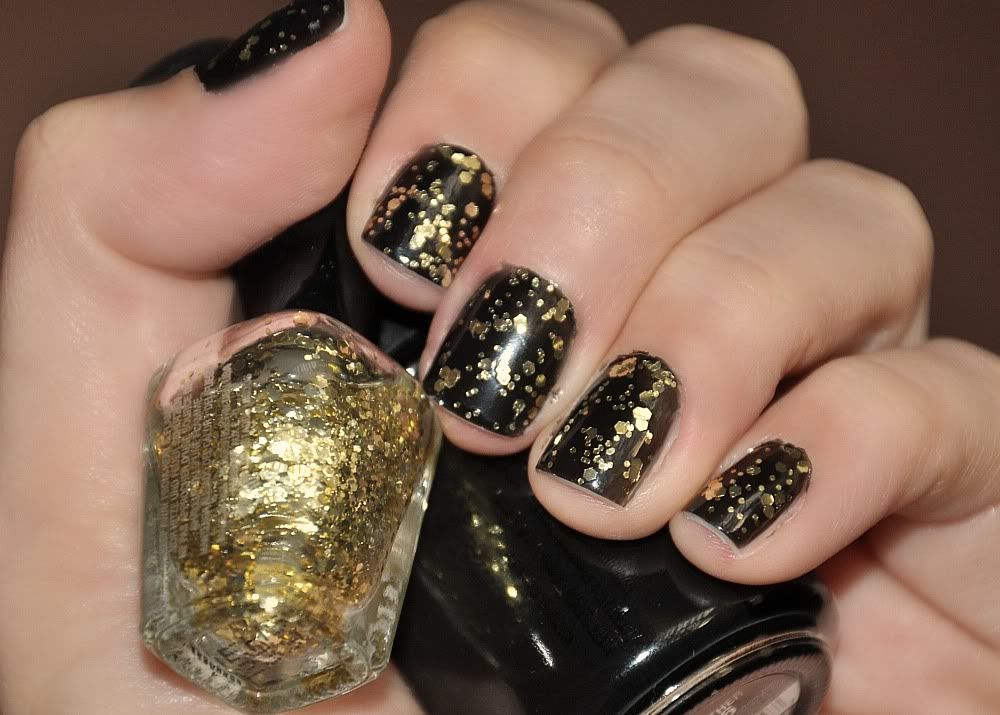 nail style and color black and gold